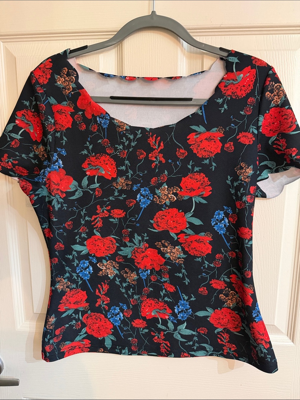 SHEIN Black Short-Sleeve Scoop Neck Top with Red Floral Print